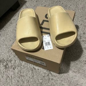 YEEZY SLIDES SIZE 7
